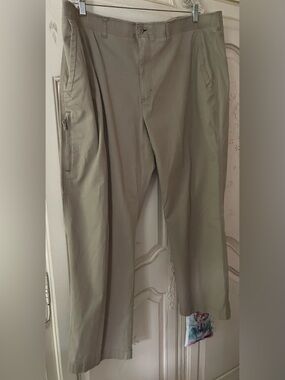 L.L. Bean Men's Cargo Pants in Khaki
